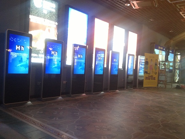 扬州市中影影院42寸立式液晶广告机